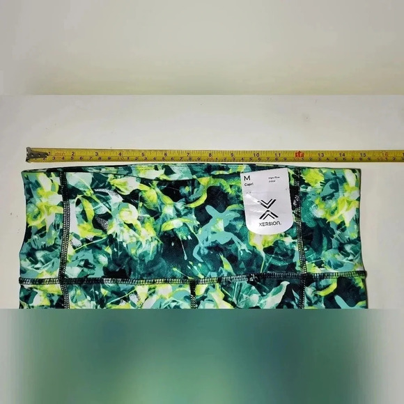 Xersion High Rise Fitted Floral Design Capri Athletic Yoga Pants, Medium - Picture 4 of 7